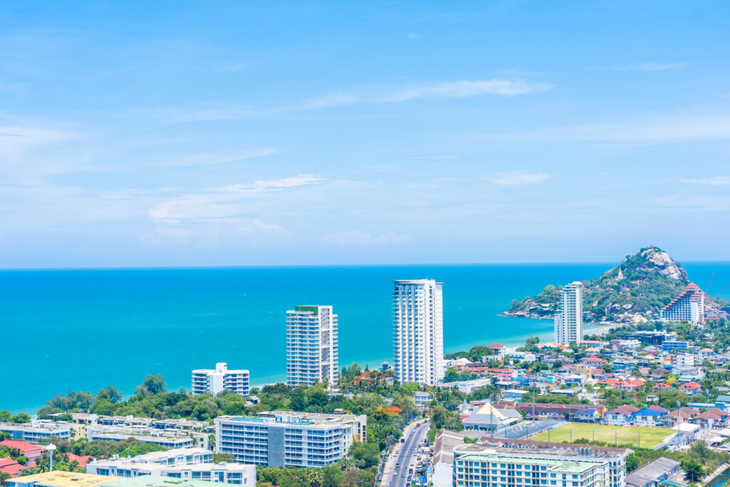 Learn English in Thailand - Hua Hin, A Sustainable Place to stay 1 A panoramic view of Hua Hin’s coastline, showing the beach, town, and green spaces where students come to learn English in Thailand.